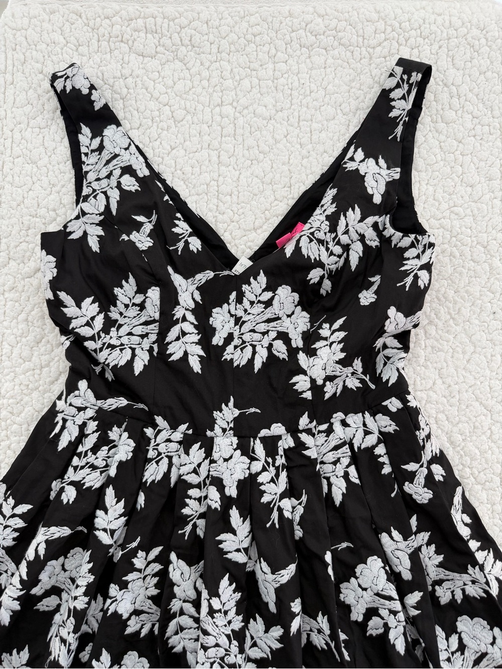 Betsy Johnson Black & White Floral V-Neck Sleeveless Dress - Picture 3 of 8